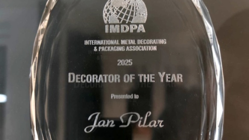 Svět ocenil českou preciznost a kreativitu v dekoraci kovových obalů