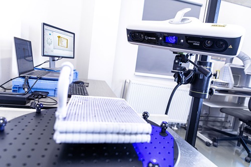 VR800 v kombinaci s rotačním stolem umožňuje vysoké rozlišení 3D digitalizace komponentů chladicího systému a přesné zachycení jemných detailů a složitých tvarů.