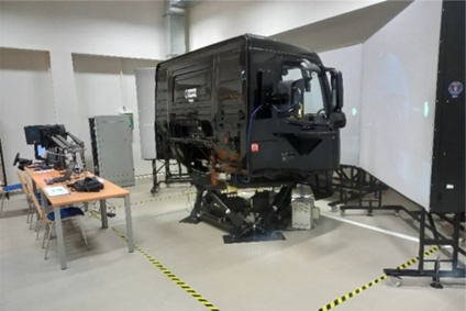 Simulátor řízení kamionu s pohyblivou základnou v Centru dopravního výzkumu