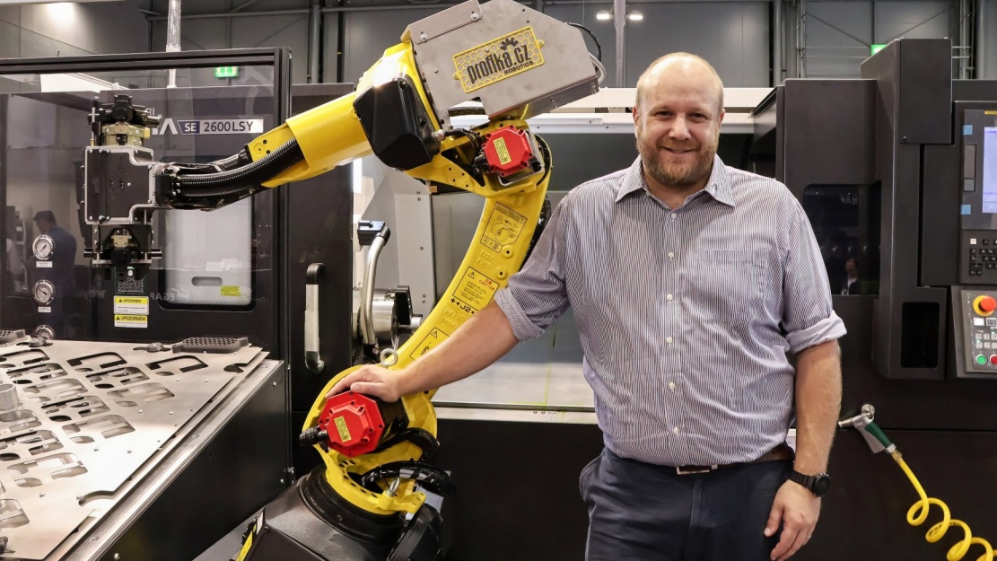 Jakub Kaufman a robotická buňka RoboStack Easy
