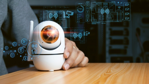 Analýza celé rady, vetšinou levných, bezpecnostních kamer odhalila závažná rizika /© tanit boonruen / iStock/