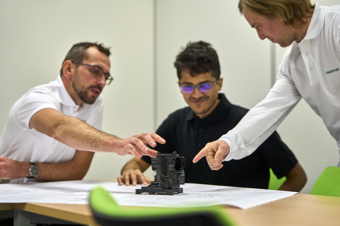 Ondřej Pokorný (vlevo), vedoucí konstrukční skupiny R&D, spolu s týmem při diskuzi o termoregulačním modulu Ondřej Pokorný (vlevo), vedoucí konstrukční skupiny R&D, spolu s týmem při diskuzi o termoregulačním modulu