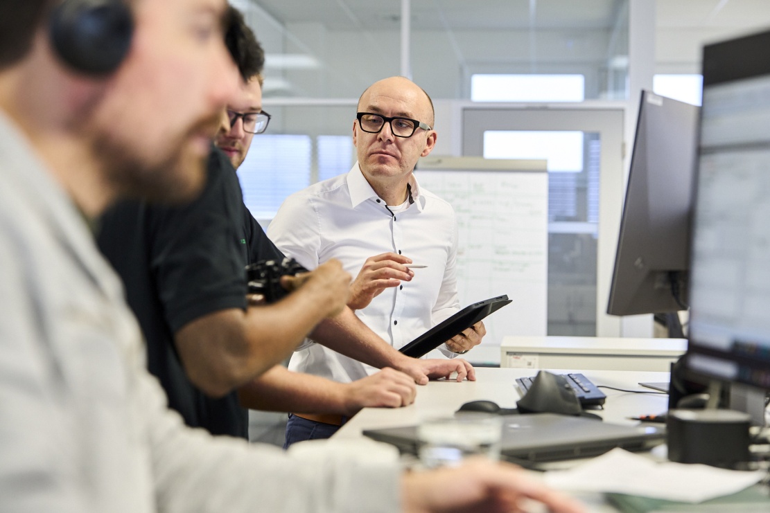 Tomáš Drga, vedoucí oddělení R&D, s kolegy z týmu Tomáš Drga, vedoucí oddělení R&D, s kolegy z týmu