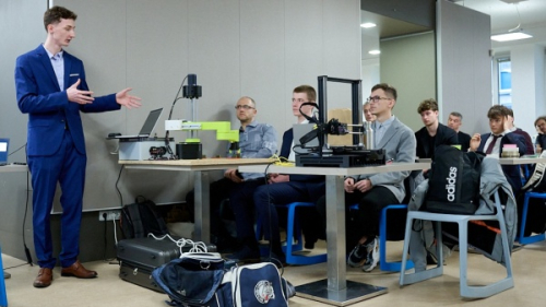 Robot pro výuku i přenos součástek