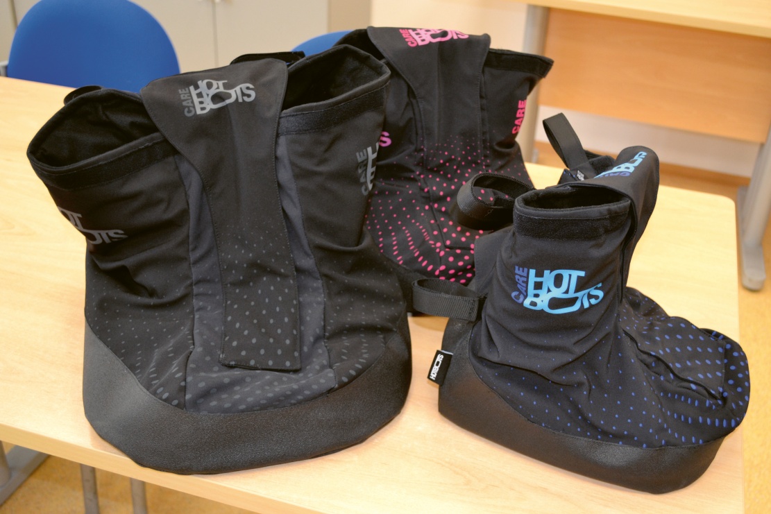 Návlek pro vozíčkáře se vyrábí ve velikostech pro dospělé i pro děti a lze ho stáhnout, aby maximálně přiléhal k nohám