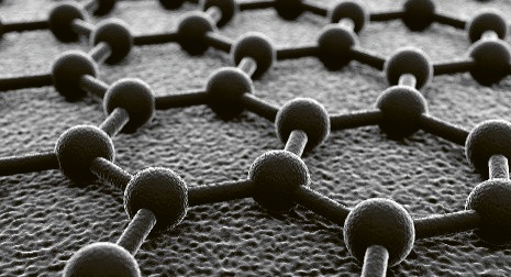 Grafenový topný prvek se rychle ohřívá a emituje vzdálené infračervené záření, které proniká do povrchových tkání, absorbuje se především molekulami vody