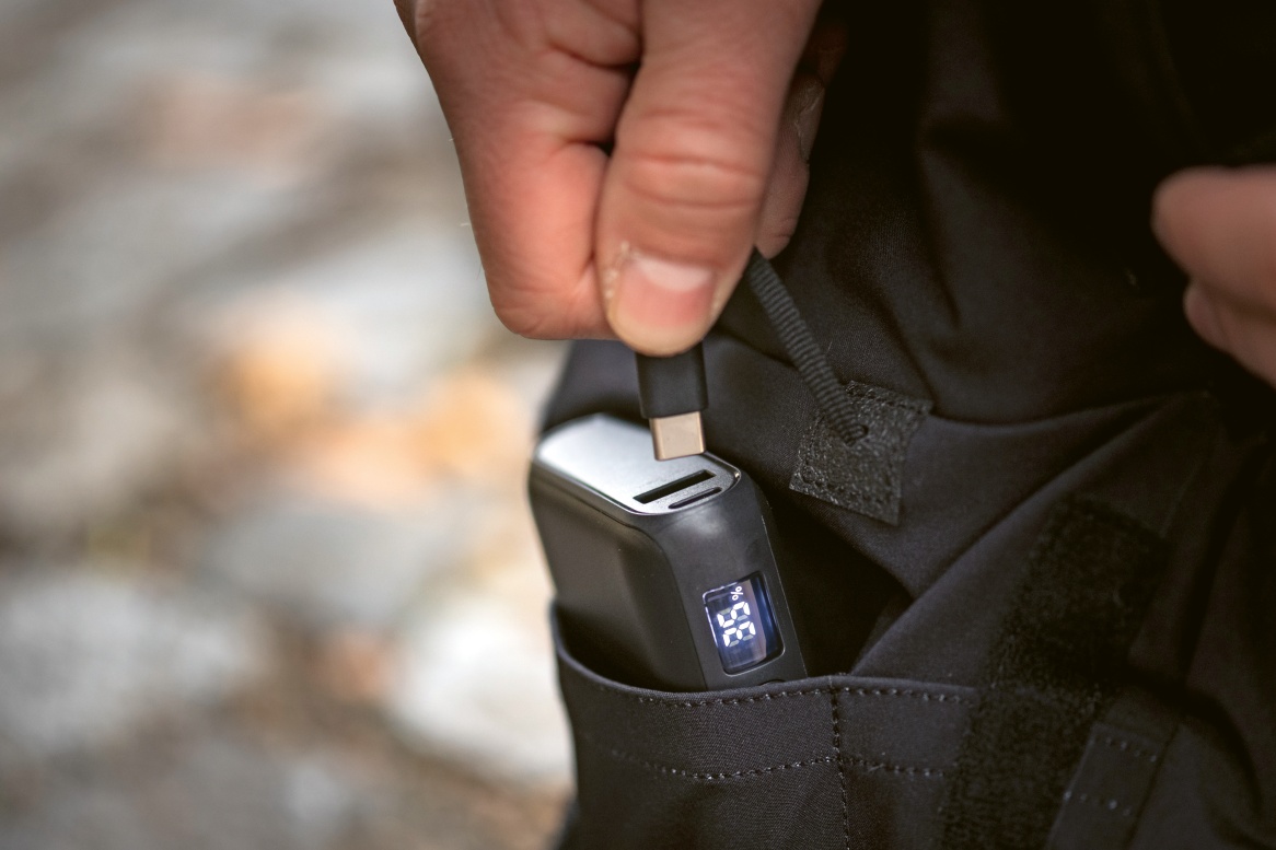 Li-Pol akumulátor v podobě vyjímatelné powerbanky disponuje výstupním výkonem 45 W, kapacitou 20 000 mAh a připojením USB-C