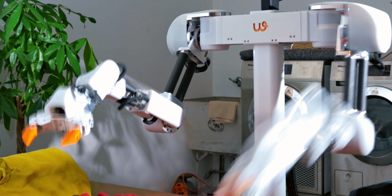 Robot Isaac 0 složí prádlo pomocí autonomie a telerobotiky, ovšem za dozoru operátora