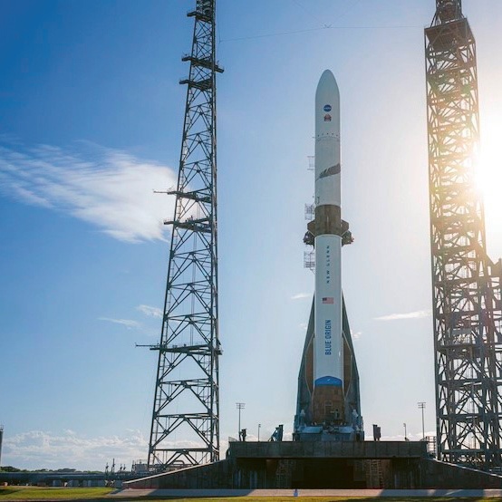 Mohutná New Glenn na rampě LC-36, Cape Canaveral Space Force Station na Floridě, ze které předtím startovaly rakety Atlas Centaur © Blue Origin