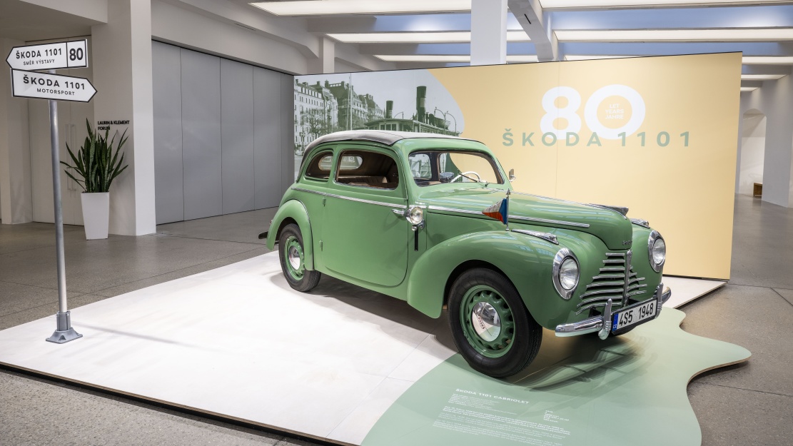 Od 20. ledna do 21. května 2026 je ve Škoda Muzeu v Mladé Boleslavi otevřena mimořádná výstava připomínající 80. výročí zahájení výroby vozu Škoda 1101
