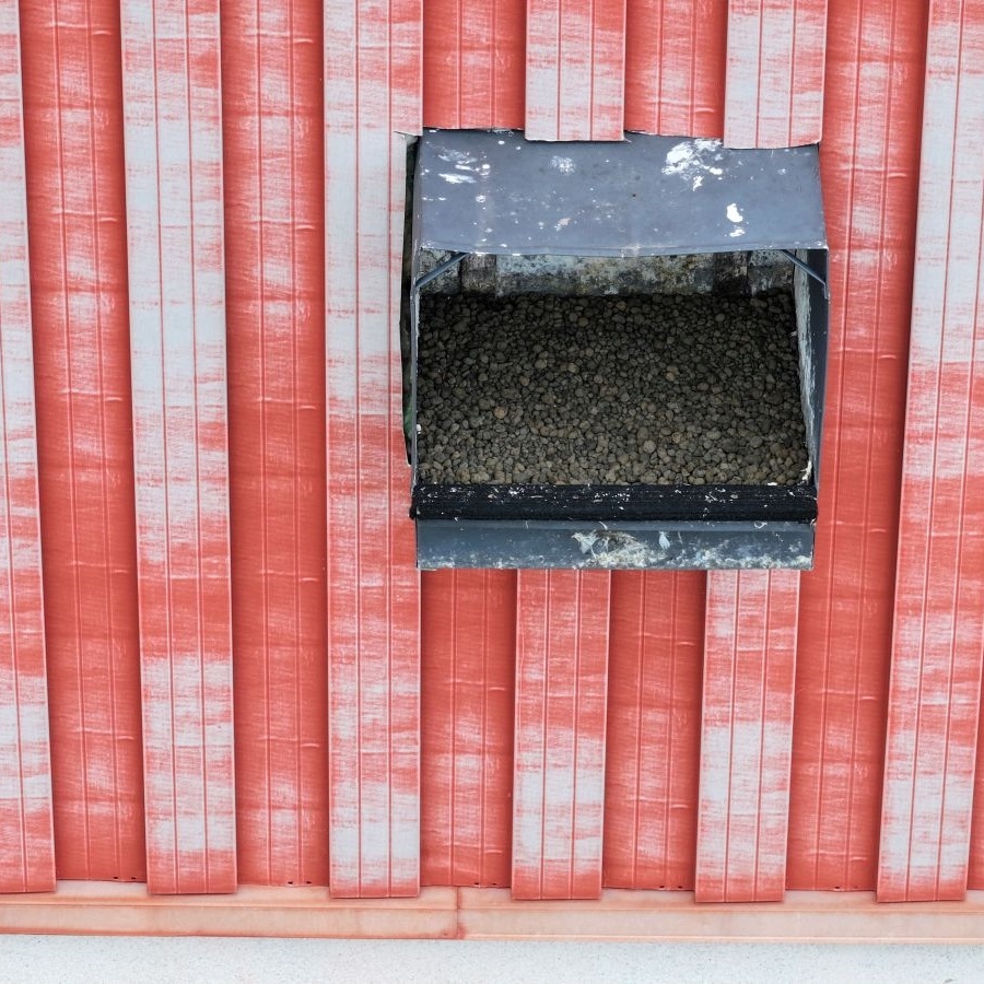 Vzhledem k loňské rekonstrukci komína v areálu Energotrans Třeboradice byla budka přemístěna na kotelnu. Sokolům se to ale nelíbilo