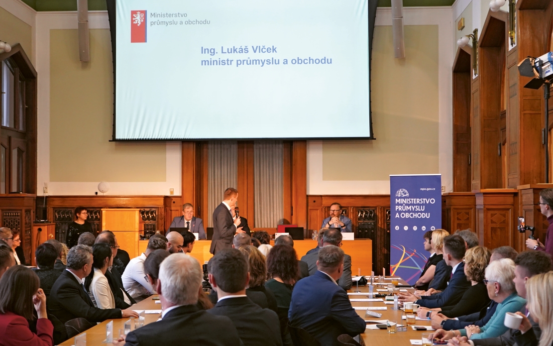 Lukáš Vlček, dnes již bývalý ministr průmyslu a obchodu, při úvodním projevu Lukáš Vlček, dnes již bývalý ministr průmyslu a obchodu, při úvodním projevu