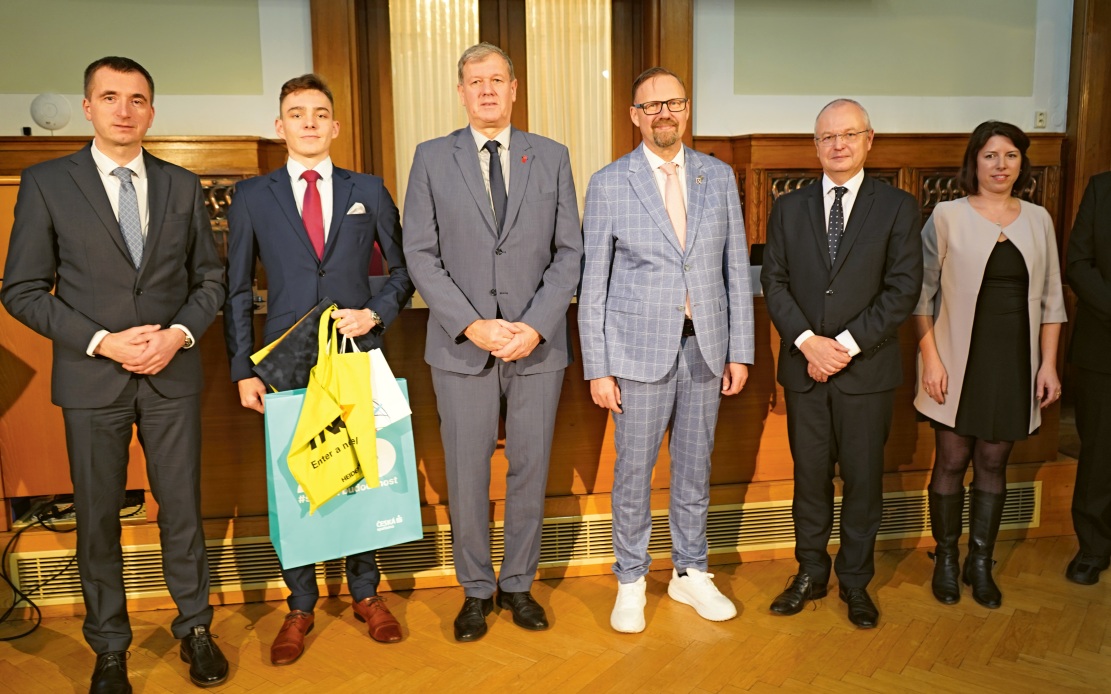 Michal Batko (druhý zleva) ze Střední školy technické v Opavě programoval a zvítězil v systému Heidenhain. Diplom a ocenění mu předali ministr průmyslu a obchodu Lukáš Vlček (vlevo) a zástupci SST, BVV a firmy Heidenhain Michal Batko (druhý zleva) ze Střední školy technické v Opavě programoval a zvítězil v systému Heidenhain. Diplom a ocenění mu předali ministr průmyslu a obchodu Lukáš Vlček (vlevo) a zástupci SST, BVV a firmy Heidenhain