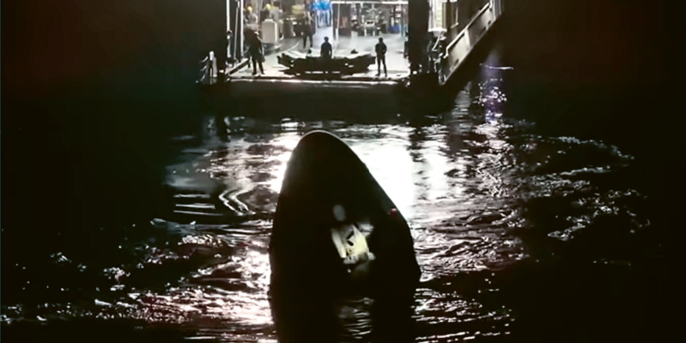 Kabina Crew Dragonu Endeavour je vtahována na záchrannou loď MV Shannon © NASA / Bill Ingalls