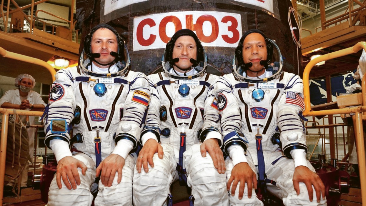 Dnes sirotci na ISS: posádka Sojuzu MS- 28 — zleva Sergej Mikajev, velitel Sergej Kud-Sverčkov a astronaut NASA Chris Williams © Roskosmos