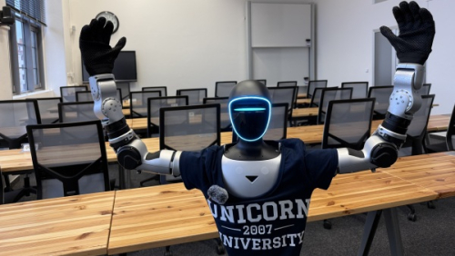 Unicorn Vysoká škola novým humanoidním robotem posouvá výuku AI a robotiky na vyšší úroveň