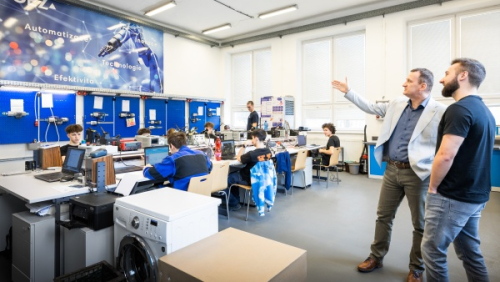 Průmyslová střední škola Letohrad má díky společnosti OEZ novou učebnu