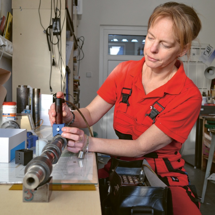 Ing. Věra Jirásková při měření sondou