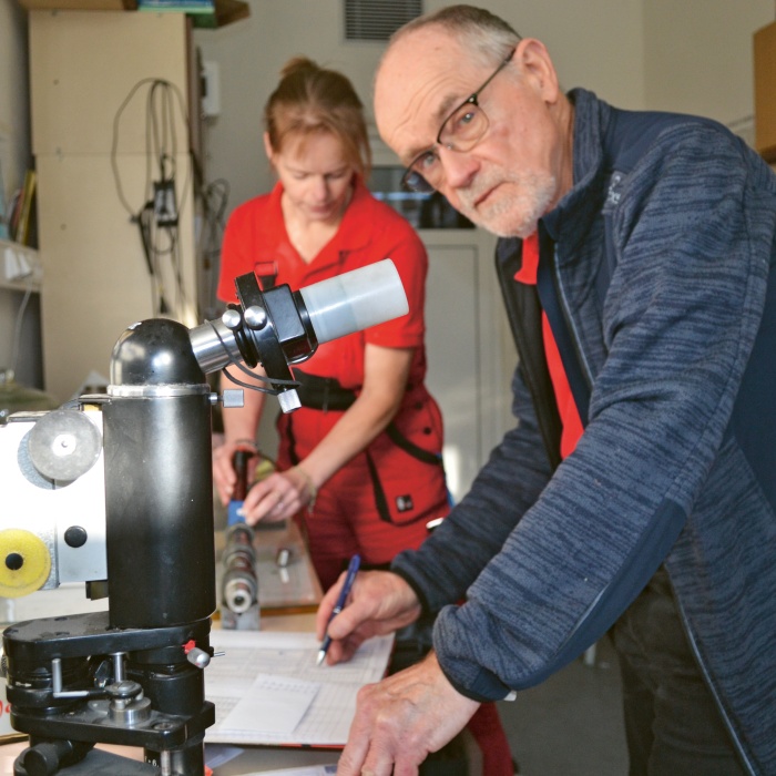 Docent Břetislav Skrbek z Katedry materiálů FS TUL v polovině 90. let minulého století ve spolupráci s firmou Elkoso Brno nedestruktivní metodu magnetické skvrny vyvinul, podílel se na vývoji k tomuto měření používaných přístrojů řady DOMENA a působil i jako vedoucí diplomové práce Věry Jiráskové