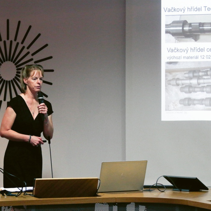Ing. Věra Jirásková prezentuje svou práci zaměřenou na nedestruktivní měření hloubky prokalení funkčních ploch vačkových hřídelů. Od loňského června je tato technologie aplikována ve firmě TEDOM, divize Motory, sídlící v Jablonci na Nisou, a podle jejího ředitele Petra Ouhrabky tam přinesla výrazné úspory