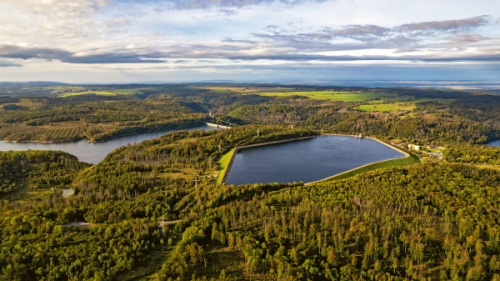 Baterie mají větší výkon než přečerpávací elektrárny, nikoliv však kapacitu © igorartmd/iStock