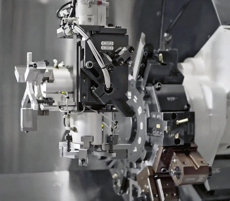 CNC soustruh osazený portálovým zakladačem OGL © Okuma