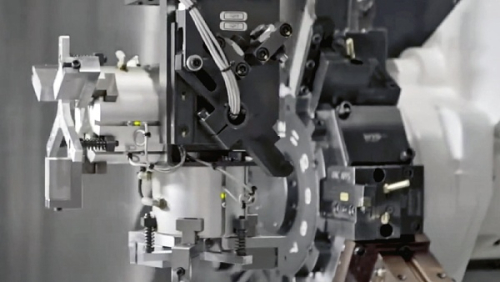 CNC soustruh osazený portálovým zakladačem OGL © Okuma