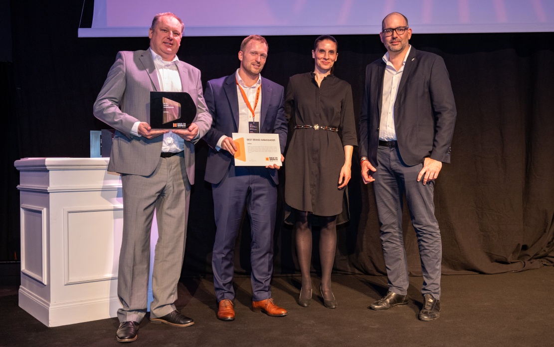 Vedení firmy GARNEA přebírá ocenění z rukou managementu Develon.