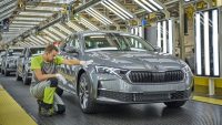 Silné modelové řady a rostoucí elektrifikace táhnou výrobu českých automobilek