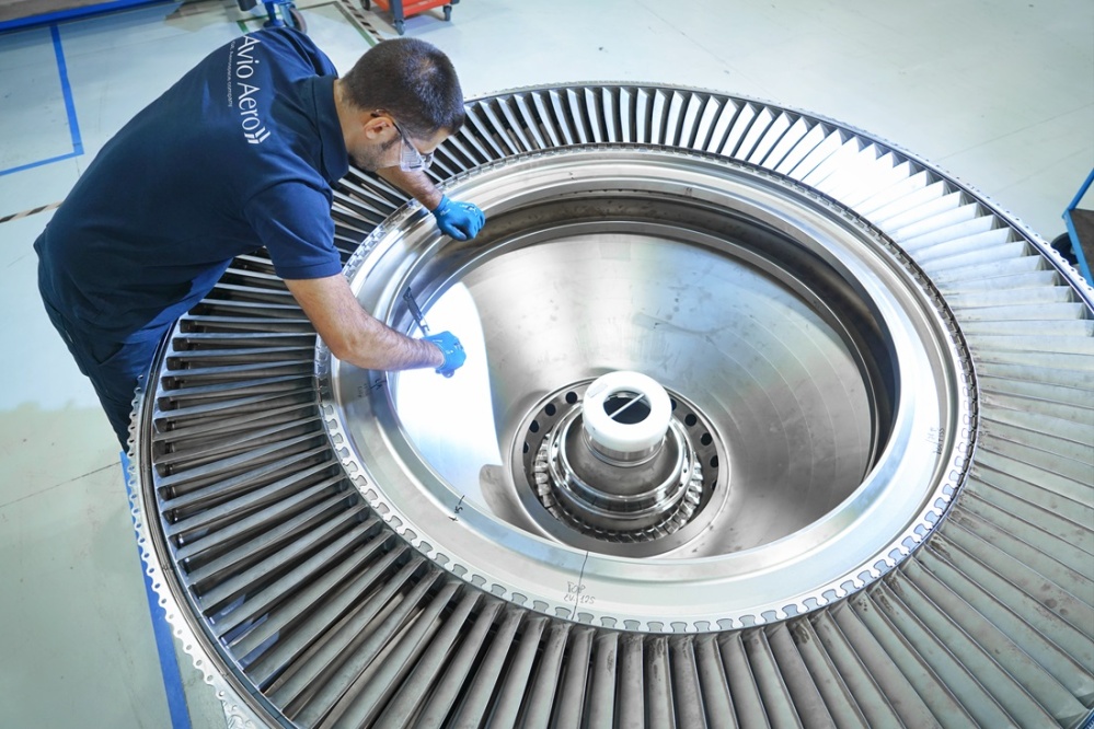 Montáž nízkotlaké turbíny v závodě Avio Aero v Itálii