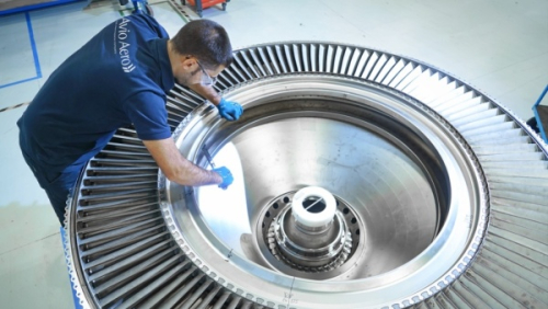 Montáž nízkotlaké turbíny v závodě Avio Aero v Itálii