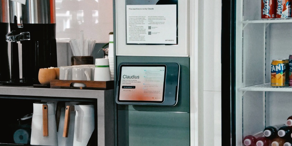 Jeden z automatů řízených v rámci pokusu upravenou AI nazvanou Claudius © Anthropic