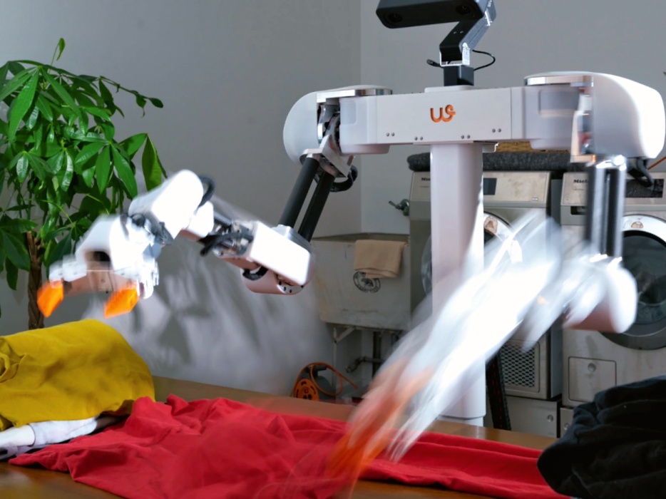 Robot Isaac 0 od společnosti Weave Robotics složí prádlo za 30—90 minut — s obtížnějšími oděvy někdy vyžaduje pomoc lidského teleoperátora © Weave Robotics Robot Isaac 0 od společnosti Weave Robotics složí prádlo za 30—90 minut — s obtížnějšími oděvy někdy vyžaduje pomoc lidského teleoperátora © Weave Robotics