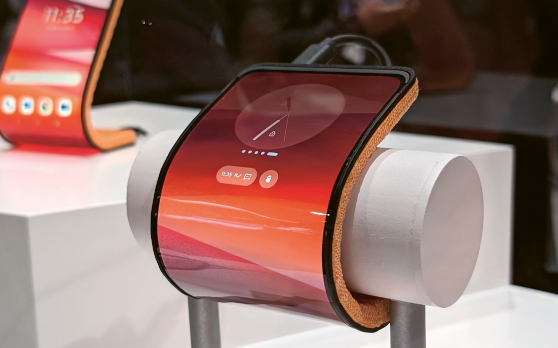 Motorola ukázala prototyp mobilu, který se dá ohýbat, tedy ne jenom přehnout v jednom místě, ale kdekoli. Lze jej například obtočit kolem zápěstí ruky © Motorola