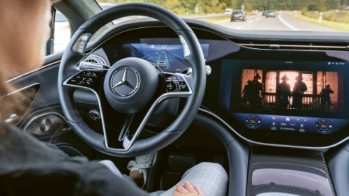 Úroveň 3 automatizované jízdy umožňuje při jízdě věnovat se jiným činnostem, než je řízení