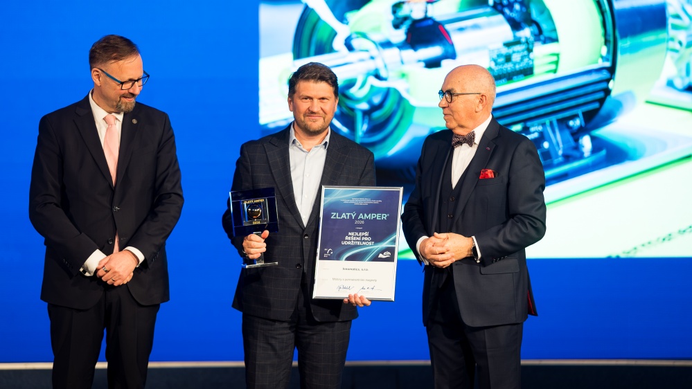 Roman Valný (uprostřed), generální ředitel české společnosti Innomotics, převzal na slavnostním předávání cenu  Zlatý Amper z rukou Jana Kubaty (vlevo), ředitele brněnského výstaviště, a Jiřího Holoubka (vpravo), prezidenta Ëlektrotechnické asociace. /Zdroj: Veletrhy Brno/
