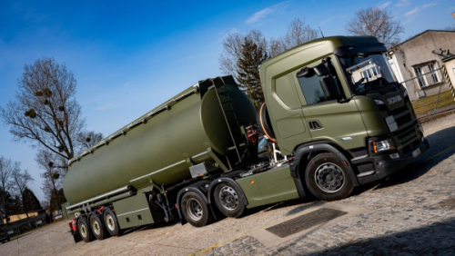 Armáda České republiky převzala nové cisternové soupravy s tahači Scania
