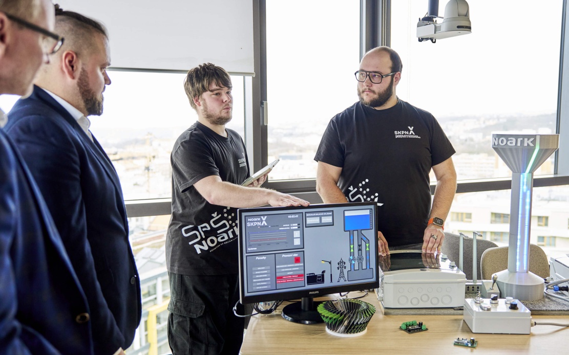 Český tým během prezentace projektu odborné porotě soutěže NOARK plní sny školám