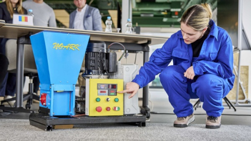 Zástupkyně rumunského týmu při prezentaci projektu odborné porotě soutěže NOARK plní sny školám