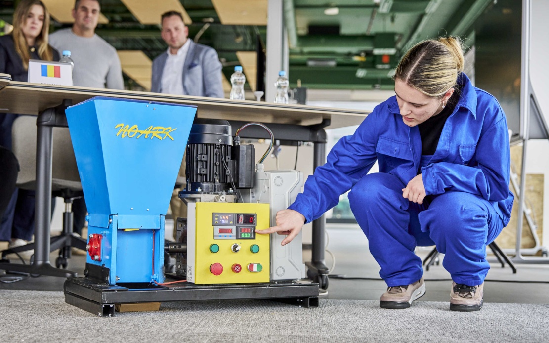Zástupkyně rumunského týmu při prezentaci projektu odborné porotě soutěže NOARK plní sny školám