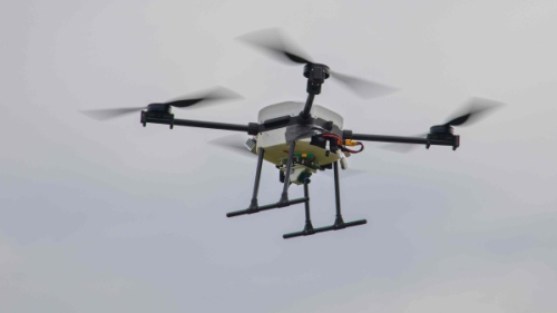 FEL ČVUT vyvíjí evropské drony nové generace. Jejich pohyb se inspiruje hejny ptáků