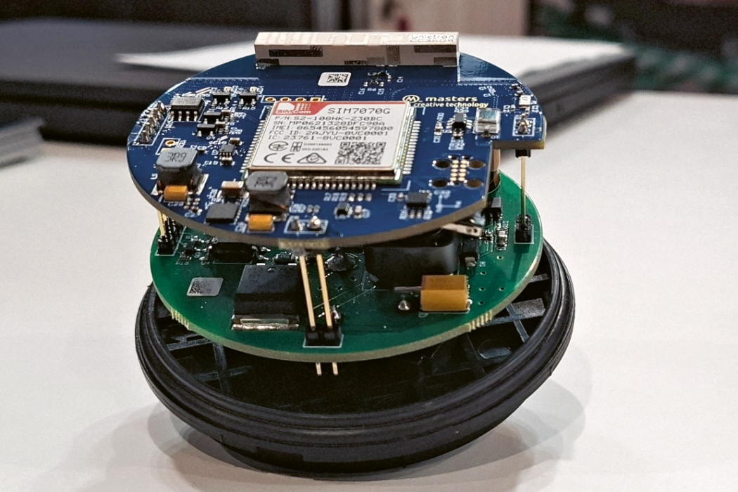 LoRaWAN s GSM modulem pro vzdálenou komunikaci a ovládání rozsvěcení, stmívání i řízení pouličních lamp a s GPS, který například v případě nehody či jiné nouzové situace může pomoci s lokalizací