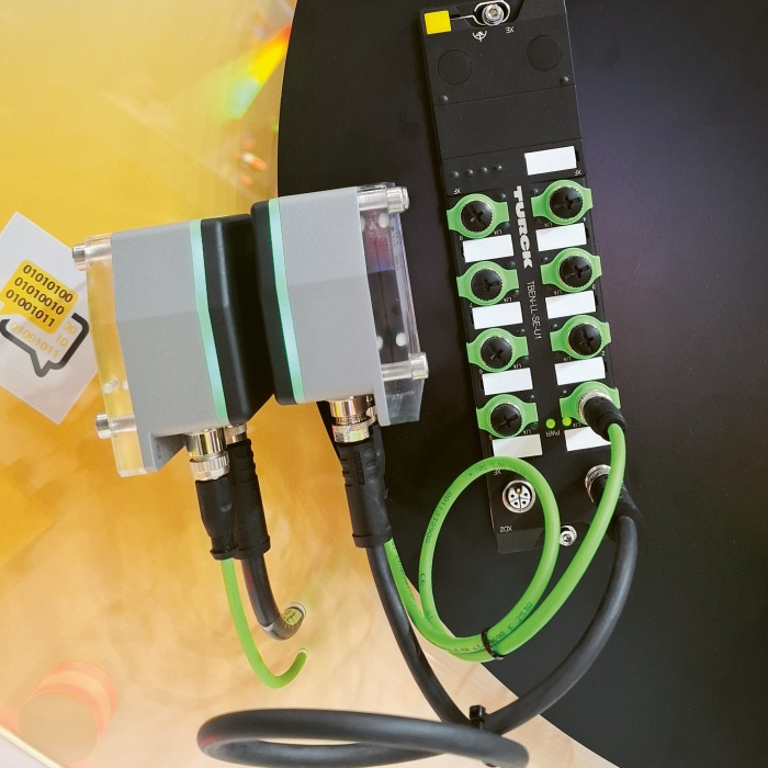 Vazební členy Turck řady NIC-Q86-ETH s certifikací IP67, které pomocí indukční vazby dokážou nabídnout bezkontaktní přenos energie o výkonu až 50 W a dat až rychlostí 100 Mb/s