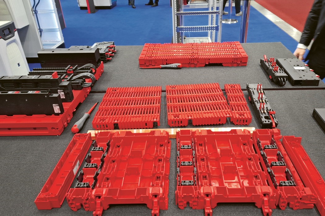 Oceněný přípojnicový systém RiLineX od firmy Rittal zjednodušuje a zrychluje projektování i instalaci silových rozváděčů