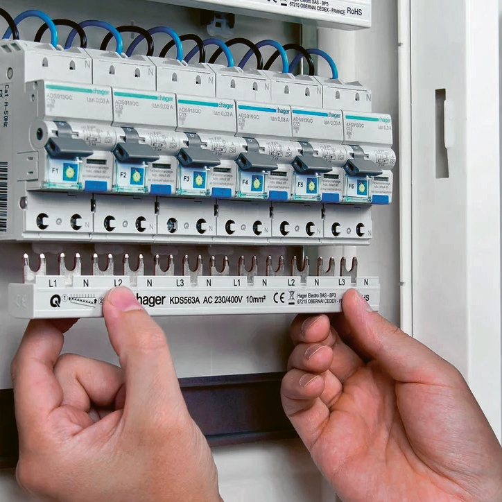 Hager quickconnect nabízí propojení vodičů a hřebenových přípojnic pomocí zásuvného mechanismu namísto tradičního šroubového upevnění © Hager Electro