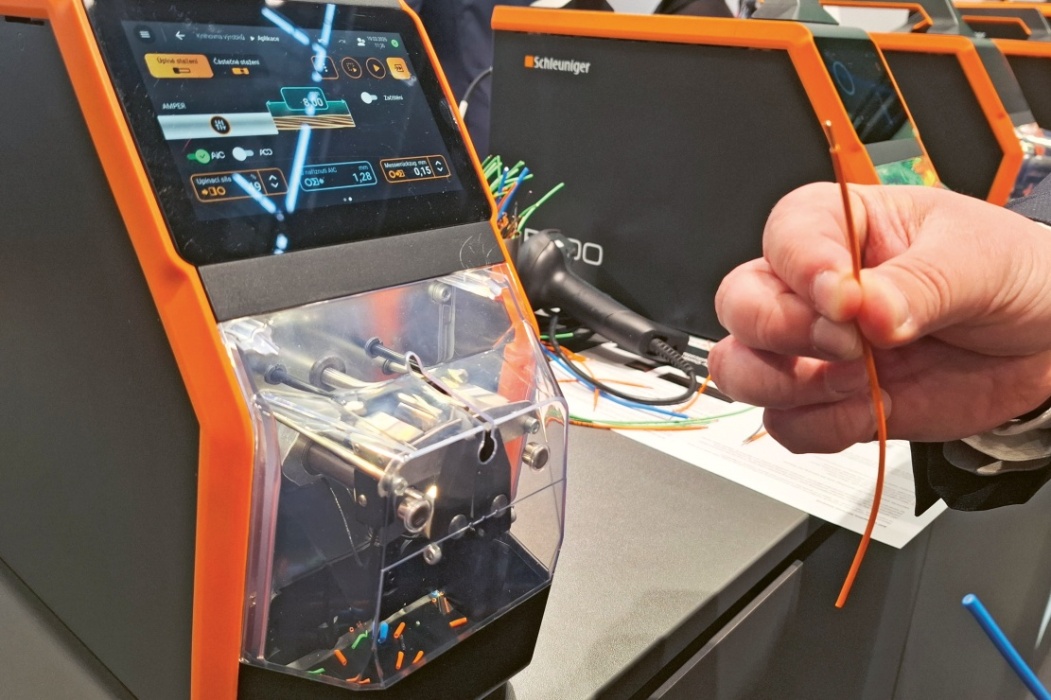 B300 s inovovanou hlavou odizolovává kabely s průřezem od 0,03 do 8 mm2 a vnějším průměrem až 7 mm