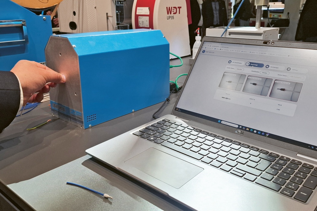 Stroj Z+F VCS pro kontrolu správnosti zakrimpování dutinek nebo jakýchkoliv kontaktů pracuje na principu snímání ze tří různých úhlů nebo ze tří různých stran