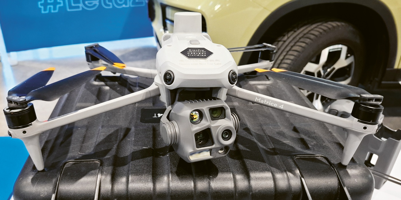 Dron DJI Matrice 4T s vestavěnou otevřenou AI platformou, umožňující vývojářům implementovat vlastní detekční modely