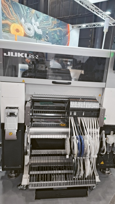 Japonský osazovací automat Juki RS2, který osazuje komponenty od 0,1 do 0,5 mm