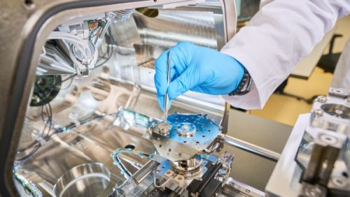 Chytrý materiál umožní účinnou recyklaci plastů i levnou výrobu léčiv